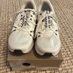 OnCloud Cloudsurfer Size 8. Like New. Less than 20 miles walked in them.